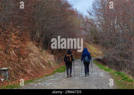 Wanderweg in der Landschaft von Ventasso, Italien. Zwei Wanderfrauen wandern auf einer Bergwanderung. Touristen mit Rucksäcken wandern im Hochland. Trekking in mountai Stockfoto