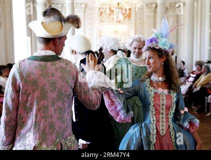 Bildnummer: 60392552  Datum: 25.08.2013  Copyright: imago/Xinhua Actors in historic costumes perform in a royal court ball during the Rococo festival at the Friedrichsfelde Palace, Berlin, Germany, Aug. 25, 2013. The Rococo Festival brings back the splendid royal lives and flavors during the reign of Friedrich II, King of Prussia dated back to 18th century. (Xinhua/Pan Xu) GERMANY-BERLIN-ROCOCO FESTIVAL PUBLICATIONxNOTxINxCHN Kultur Kostüm Kostümfest Rococo GEschichte Tradition premiumd x0x xmb 2013 quer     60392552 Date 25 08 2013 Copyright Imago XINHUA Actors in Historic Costumes perform in Stock Photo