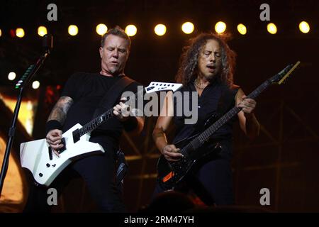 Bildnummer: 60392565  Datum: 25.08.2013  Copyright: imago/Xinhua James Hetfield (L) and Kirk Hammett of the American heavy metal band Metallica perform during Asia tour in Jakarta, Indonesia, Aug. 25, 2013. (Xinhua/Budi) INDONESIA-JAKARTA-MUSIC-METALLICA PUBLICATIONxNOTxINxCHN People Entertainment Kultur Musik Aktion premiumd x0x xmb 2013 quer     60392565 Date 25 08 2013 Copyright Imago XINHUA James Hetfield l and Kirk Hammett of The American Heavy Metal Tie Metallica perform during Asia Tour in Jakarta Indonesia Aug 25 2013 XINHUA Budi Indonesia Jakarta Music Metallica PUBLICATIONxNOTxINxCHN Stock Photo