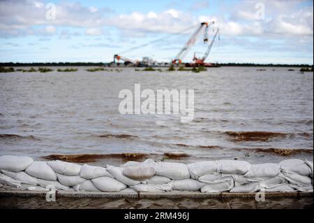 Bildnummer: 60404481 Datum: 29.08.2013 Copyright: imago/Xinhua FUYUAN, 29. August 2013 - Sandsäcke wurden gestapelt, um Hochwasser im Fuyuan County, nordöstliche chinesische Provinz Heilongjiang, 29. August 2013 zu blockieren. Der Wasserstand im Fuyuan-Abschnitt des Sino-Russland-Flusses, der an den Heilongjiang-Fluss grenzt, ist seit Mittwoch 20 Zentimeter oder 2,17 Meter über dem Warnniveau gestiegen, das ein Rekordhoch in der Region ist, die schlimmste Überschwemmung seit mehr als einem Jahrzehnt, sagte das Flutkontrollkommando am Donnerstag. (Xinhua/Wang Jianwei) (hdt) CHINA-HEILONGJIANG-WASSERSPIEGELANSTIEG (CN) PUBLICATIONxNOTxINxCHN Gese Stockfoto