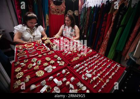 Bildnummer: 60407587 Datum: 29.08.2013 Copyright: imago/Xinhua (130829) -- HARYANA, 29. August 2013 (Xinhua) -- Hochzeitsschmuck wird während der Big Fat Hochzeitsausstellung in Gurgon of Haryana, Indien, 29. August 2013 ausgestellt. Mehr als 30 Aussteller in Indien nahmen an der Big Fat Wedding Exhibition in Gurgon of Haryana Teil und zeigten ihre verschiedenen traditionellen indischen Hochzeitsprodukte, darunter Bekleidung, Schuhe, Schmuck und Brauttrousseau. (Xinhua/Zheng Huansong) (djj) INDIA-HARYANA-WEDDING-AUSSTELLUNG PUBLICATIONxNOTxINxCHN xas x0x 2013 quer 60407587 Datum 29 08 2013 Copyright Imago XINHUA Stockfoto