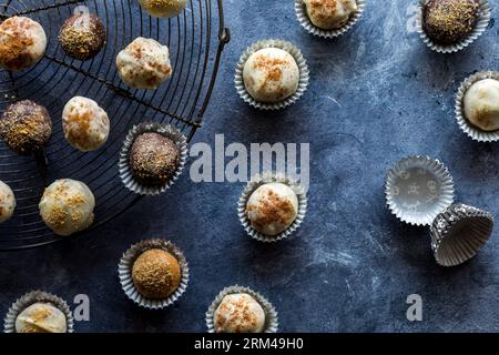 Eine Anordnung von Kürbis-Gewürztrüffeln in Mini-Pappbechern. Stockfoto