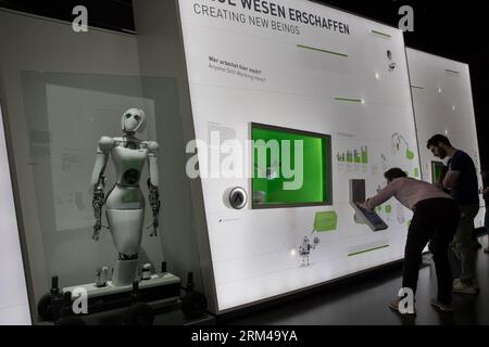 Berlin, Deutschland. 26. August 2023. Am 26. August 2023 verwandelte sich Berlin in ein kulturelles Wunderland für die lange Nacht der Museen. Im Futurium, einem Museum für futuristische Ausstellungen und einem Labor für innovative Ideen, werden die Besucher mit der Zukunft konfrontiert. Das Futurium am Alexanderufer im Bezirk Mitte wurde am 5. September 2019 von wissenschaftlichen Einrichtungen und dem Bundeskabinett initiiert und als „Ort der Präsentation und des Dialogs über Wissenschaft, Forschung und Entwicklung“ eröffnet. Das Gebäude wurde mit einer Nutzfläche von ca. 8154 ausgelegt Stockfoto