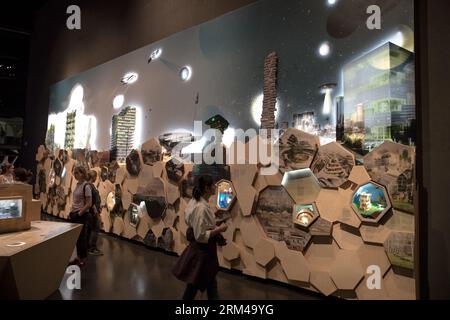 Berlin, Deutschland. 26. August 2023. Am 26. August 2023 verwandelte sich Berlin in ein kulturelles Wunderland für die lange Nacht der Museen. Im Futurium, einem Museum für futuristische Ausstellungen und einem Labor für innovative Ideen, werden die Besucher mit der Zukunft konfrontiert. Das Futurium am Alexanderufer im Bezirk Mitte wurde am 5. September 2019 von wissenschaftlichen Einrichtungen und dem Bundeskabinett initiiert und als „Ort der Präsentation und des Dialogs über Wissenschaft, Forschung und Entwicklung“ eröffnet. Das Gebäude wurde mit einer Nutzfläche von ca. 8154 ausgelegt Stockfoto