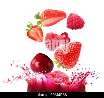 Erdbeeren, Himbeeren und Kirschen, die auf weißem Hintergrund in Saft fallen Stockfoto