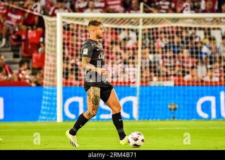 Granada, Spanien. 26. August 2023. GRANADA, SPANIEN - AUGUST 26: Pablo Maffeo von RCD Mallorca kontrolliert den Ball während des Spiels zwischen Granada CF und RCD Mallorca von La Liga EA Sports am 26. August 2023 in Nuevo Los Carmenes in Granada, Spanien. (Foto von Samuel Carreño/Credit: PX Images/Alamy Live News Stockfoto