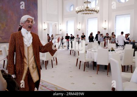 Bildnummer: 60418052 Datum: 31.08.2013 Copyright: imago/Xinhua Ein Mitarbeiter in historischer Tracht fungiert als Führer im Saal des Schloss Bellevue, Berlin, 31. August 2013. Mehr als 10.000 Besucher strömten in das Schloss Bellevue, um am 2. Buergerfest des Bundespraesidenten teilzunehmen, als das Bundespräsidentenamt allen Tür öffnete. (Xinhua/Pan Xu) GERMANY-BERLIN-BELLEVUE PALACE PUBLICATIONxNOTxINxCHN Bürgerfest Politik Tag der offenen Tür Schloß premiumd x0x xsk 2013 quer 60418052 Datum 31 08 2013 Copyright Imago XIN Stockfoto