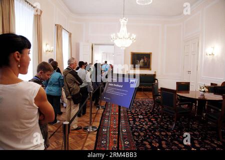 Bildnummer: 60418050  Datum: 31.08.2013  Copyright: imago/Xinhua Visitors wander inside the hall of the Bellevue Palace, Berlin, Germany, Aug. 31, 2013. More than 10,000 visitors flocked into the Bellevue Palace to take part in the 2nd Buergerfest des Bundespraesidenten (Citizens Festival of the Federal President), as the German Presidential Office opened door to all. (Xinhua/Pan Xu) GERMANY-BERLIN-BELLEVUE PALACE PUBLICATIONxNOTxINxCHN Bürgerfest Politik Tag der offenen Tür Schloß premiumd x0x xsk 2013 quer     60418050 Date 31 08 2013 Copyright Imago XINHUA Visitors Hiking Inside The Hall of Stock Photo