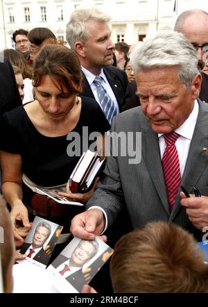 Bildnummer: 60418073  Datum: 31.08.2013  Copyright: imago/Xinhua German President Joachim Gauck presents his portrait with personal signature to crowds of visitors, on the courtyard of the Bellevue Palace, Berlin, Germany, Aug. 31, 2013. More than 10,000 visitors flocked into the Bellevue Palace to take part in the 2nd Buergerfest des Bundespraesidenten (Citizens Festival of the Federal President), as the German Presidential Office opened door to all. (Xinhua/Pan Xu) GERMANY-BERLIN-BELLEVUE PALACE PUBLICATIONxNOTxINxCHN People Politik Tag der offenen Tür Schloß premiumd x0x xsk 2013 hoch     6 Stock Photo