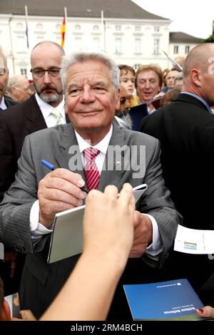 Bildnummer: 60418075  Datum: 31.08.2013  Copyright: imago/Xinhua German President Joachim Gauck presents his personal signature as being swarmed around by crowds of visitors, on the courtyard of the Bellevue Palace, Berlin, Germany, Aug. 31, 2013. More than 10,000 visitors flocked into the Bellevue Palace to take part in the 2nd Buergerfest des Bundespraesidenten (Citizens Festival of the Federal President), as the German Presidential Office opened door to all. (Xinhua/Pan Xu) GERMANY-BERLIN-BELLEVUE PALACE PUBLICATIONxNOTxINxCHN People Politik Tag der offenen Tür Schloß premiumd x0x xsk 2013 Stock Photo