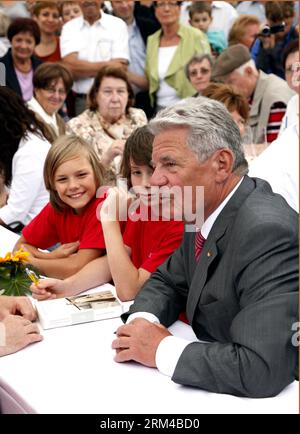 Bildnummer: 60418074 Datum: 31.08.2013 Copyright: imago/Xinhua Bundespräsident Joachim Gauck spricht mit den Besuchern um ihn herum, im Innenhof des Schloss Bellevue, Berlin, 31. August 2013. Mehr als 10.000 Besucher strömten in das Schloss Bellevue, um am 2. Buergerfest des Bundespraesidenten teilzunehmen, als das Bundespräsidentenamt allen Tür öffnete. (Xinhua/Pan Xu) GERMANY-BERLIN-BELLEVUE PALACE PUBLICATIONxNOTxINxCHN People Politik Tag der offenen Tür Schloß premiumd x0x xsk 2013 hoch 60418074 Datum 31 08 2013 Copyright I Stockfoto