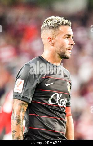 Granada, Granada, Spanien. 26. August 2023. GRANADA, SPANIEN - AUGUST 26: Dani Rodriguez von RCD Mallorca schaut den Ball während des Spiels zwischen Granada CF und RCD Mallorca von La Liga EA Sports am 26. August 2023 in Nuevo Los Carmenes in Granada, Spanien. (Bild: © Samuel CarreÃ±O/PX Imagens über ZUMA Press Wire) NUR REDAKTIONELLE VERWENDUNG! Nicht für kommerzielle ZWECKE! Quelle: ZUMA Press, Inc./Alamy Live News Stockfoto