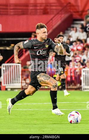 Granada, Spanien. 26. August 2023. GRANADA, SPANIEN - AUGUST 26: Pablo Maffeo von RCD Mallorca läuft mit dem Ball während des Spiels zwischen Granada CF und RCD Mallorca von La Liga EA Sports am 26. August 2023 in Nuevo Los Carmenes in Granada, Spanien. (Foto von Samuel Carreño/Credit: PX Images/Alamy Live News Stockfoto