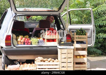 Bildnummer: 60429189  Datum: 03.09.2013  Copyright: imago/Xinhua (130903) -- SARAJEVO, Sept. 3, 2013 (Xinhua) -- A street vegetable and fruit seller waits for customers in his car, in Sarajevo, Bosnia and Herzegovina, on Sept. 3, 2013. During the economic crisis some try to make money from selling fruits and vegetables of their own growth on the streets. (Xinhua/Haris Memija) BOSNIA AND HERZEGOVINA-SARAJEVO-DAILY LIFE PUBLICATIONxNOTxINxCHN xcb x0x 2013 quer      60429189 Date 03 09 2013 Copyright Imago XINHUA  Sarajevo Sept 3 2013 XINHUA a Street Vegetable and Fruit Sellers Waits for customer Stock Photo