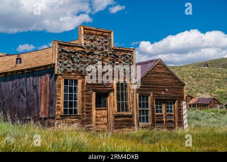 Sam Leon's Bar und Joe Hahner Barbar Shop in der Geisterstadt Bodie in Kalifornien. Bodie ist eine Geisterstadt in den Bodie Hills östlich der Sierra Nevada Stockfoto