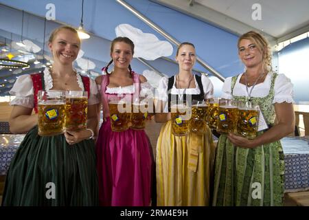 Bildnummer: 60443736 Datum: 06.09.2013 Copyright: imago/Xinhua-Kellnerinnen aus München posieren für Fotos auf einem Oktoberfest-Bierfestival, das der Originalfassung der deutschen Veranstaltung im Olympiapark Peking, Hauptstadt Chinas, am 6. September 2013 angegliedert ist. Deutsches Bier, bayerische Küche und Bands aus München dienten dem Publikum während des zweiwöchigen Festivals. Es war das erste Mal, dass das Münchner Oktoberfest, das größte Bierfest der Welt, in Peking stattfindet. (Xinhua/Zhao Bing) (ry) CHINA-BEIJING-MUNICH BEER FESTIVAL (CN) PUBLICATIONxNOTxINxCHN Gesellschaft Festzelt Oktob Stockfoto