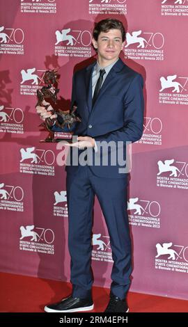 Bildnummer: 60446805 Datum: 07.09.2013 Copyright: imago/Xinhua (130907) -- VENEDIG, 7. September 2013 (Xinhua) -- Schauspieler Tye Sheridan posiert mit dem Marcello Mastroianni Award für den besten jungen Schauspieler oder die beste Schauspielerin, die er für den Film Joe während der Preisverleihung des 70. Filmfestivals in Venedig, Italien, am 7. September 2013 erhielt. (Xinhua/Yan Ting) ITALY-VENICE-FILM FESTIVAL-AWARDS PUBLICATIONxNOTxINxCHN Kultur Entertainment People Film 70 Internationale Filmfestspiele Venedig Preisverleihung Preisträger Trophäe xas x0x 2013 hoch premiumd 60446805 Datum 07 09 2013 Copyright Imago XINHUA Veni Stockfoto