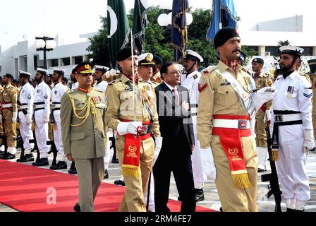 (130909) -- ISLAMABAD, 8. September 2013 (Xinhua) -- der pakistanische Präsident Asif Ali Zardari (C) inspiziert die Ehrenwachen während seiner Abschiedszeremonie im Präsidentenpalast in Islamabad, der Hauptstadt Pakistans, 8. September 2013. Der pakistanische Präsident Asif Ali Zardari trat am Sonntag nach Ablauf seiner fünfjährigen konstitutionellen Amtszeit zurück. (Xinhua/Saadia Seher) PAKISTAN-ISLAMABAD-PRÄSIDENT PUBLICATIONxNOTxINxCHN Stockfoto