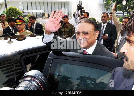 (130909) -- ISLAMABAD, 8. September 2013 (Xinhua) -- pakistanischer Präsident Asif Ali Zardari weht, als er den Präsidentenpalast nach seiner Abschiedszeremonie in Islamabad, der Hauptstadt Pakistans, am 8. September 2013 verlässt. Der pakistanische Präsident Asif Ali Zardari trat am Sonntag nach Ablauf seiner fünfjährigen konstitutionellen Amtszeit zurück. (Xinhua/Saadia Seher) PAKISTAN-ISLAMABAD-PRÄSIDENT PUBLICATIONxNOTxINxCHN Stockfoto