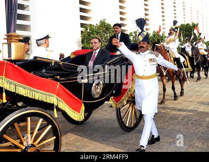 Bildnummer: 60449719 Datum: 08.09.2013 Copyright: imago/Xinhua (130909) -- ISLAMABAD, 8. September 2013 (Xinhua) -- der pakistanische Präsident Asif Ali Zardari (C) reitet in einer Pferdekutsche, begleitet von Präsidentenwachen, während seiner Abschiedszeremonie im Präsidentenpalast in Islamabad, der Hauptstadt Pakistans, am 8. September 2013. Der pakistanische Präsident Asif Ali Zardari trat am Sonntag nach Ablauf seiner fünfjährigen konstitutionellen Amtszeit zurück. (Xinhua/Saadia Seher) PAKISTAN-ISLAMABAD-PRÄSIDENT PUBLICATIONxNOTxINxCHN People Politik xcb x0x 2013 quer 60449719 Stockfoto