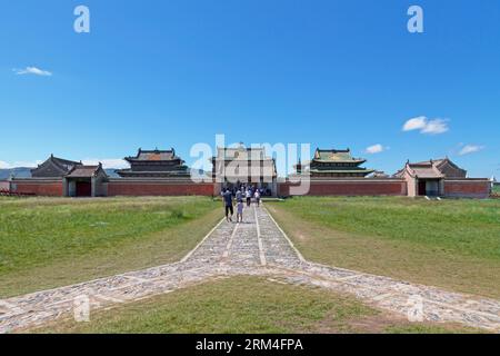 Kharkhorin, Mongolei - 3. August 2018: Pfad zu drei kleinen Tempeln, die nebeneinander gebaut wurden – bekannt als Central Zuu, Western Zuu und Eastern Zuu Stockfoto