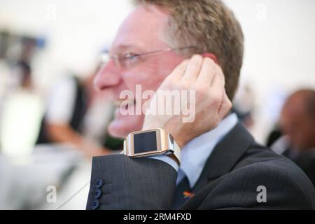 Bildnummer: 60453295 Datum: 09.09.2013 Copyright: imago/Xinhua (130909) -- BERLIN, 9. September 2013 (Xinhua) -- Ein Besucher versucht, während der IFA-Elektronikmesse 2013 in Berlin am 9. September 2013 mit Samsung Galaxy Gear Smart Watch zu telefonieren. (Xinhua/Zhang Fan) GERMANY-BERLIN-TECHNOLOGY-IFA PUBLICATIONxNOTxINxCHN Wirtschaft Elektronikmesse Internationale Funkausstellung Premiere x0x xkg 2013 quer 60453295 Datum 09 09 2013 Copyright Imago XINHUA Berlin 9. September 2013 XINHUA A Besucher versucht, während der IFA Electronics Tra 2013 einen Anruf bei Samsung Galaxy Gear Smart Watch zu tätigen Stockfoto