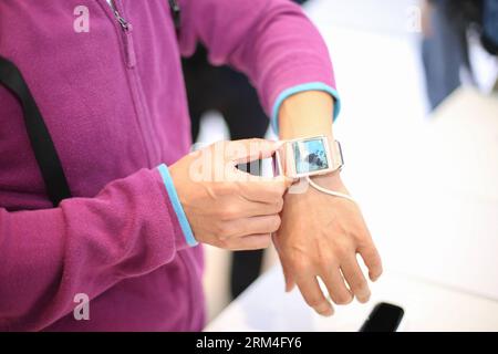 Bildnummer: 60453297 Datum: 09.09.2013 Copyright: imago/Xinhua (130909) -- BERLIN, 9. September 2013 (Xinhua) -- Ein Besucher versucht, mit Samsung Galaxy Gear Smart Watch während der IFA-Elektronikmesse 2013 in Berlin, Deutschland, am 9. September 2013 Fotos zu machen. (Xinhua/Zhang Fan) GERMANY-BERLIN-TECHNOLOGY-IFA PUBLICATIONxNOTxINxCHN Wirtschaft Elektronikmesse Internationale Funkausstellung Premiere x0x xkg 2013 quer 60453297 Datum 09 09 2013 Copyright Imago XINHUA Berlin 9. September 2013 XINHUA A Visitor versucht während der IFA Electronics 2013 mit Samsung Galaxy Gear Smart Watch Fotos zu machen Stockfoto