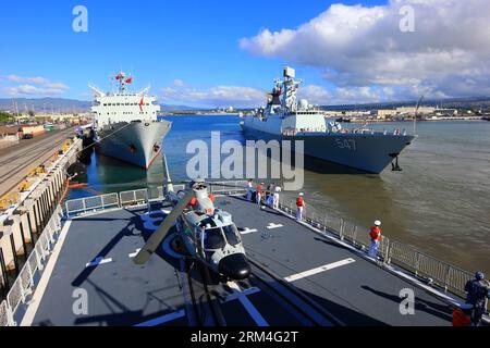 Bildnummer: 60454600  Datum: 09.09.2013  Copyright: imago/Xinhua (130910) -- HAWAII, (Xinhua) -- A naval fleet of the Chinese People s Liberation Army (PLA), which is comprised of the missile destroyer Qingdao, missile frigate Linyi and supply ship Hongzehu, leaves after a three-day friendly visit to Hawaii, at the Pearl Harbor in Hawaii, the United States, Sept. 9, 2013. (Xinhua/Zha Chunming) (zw) U.S.-HAWAII-CHINESE NAVAL FLEET-DEPARTURE PUBLICATIONxNOTxINxCHN Gesellschaft x2x xkg 2013 quer o0 Militär marine kriegsschiff Schiff helikopter militärhubschrauber     60454600 Date 09 09 2013 Copy Stock Photo