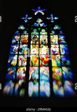 Bildnummer: 60457271 Datum: 31.08.2013 Copyright: imago/Xinhua das Foto vom 31. August 2013 zeigt die farbige Glasdekoration in St. Veitsdom in Prag, Hauptstadt der Tschechischen Republik. Prag war während seiner 1.100-jährigen Existenz ein politisches, kulturelles und wirtschaftliches Zentrum Mitteleuropas mit geschichtlichem Reichtum. Prag, das eine Reihe berühmter kultureller Sehenswürdigkeiten beherbergt, überlebte die Gewalt und die Kriegszerstörung in Europa im 20. Jahrhundert. Seit 1992 ist das weitläufige historische Zentrum von Prag in die UNESCO-Liste des Weltkulturerbes aufgenommen worden. (Xinhua/Zhou Lei) CZEC Stockfoto