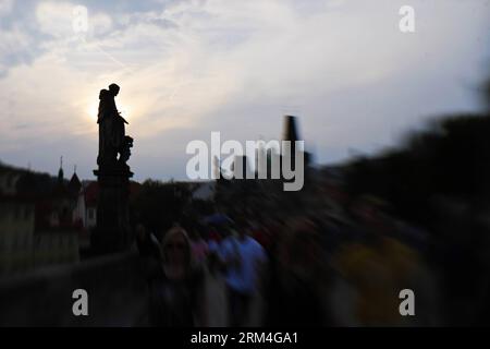 Bildnummer: 60457265 Datum: 31.08.2013 Copyright: imago/Xinhua das am 31. August 2013 aufgenommene Foto zeigt die Stutue bei Sonnenuntergang auf der Karlsbrücke in Prag, der Hauptstadt der Tschechischen Republik. Prag war während seiner 1.100-jährigen Existenz ein politisches, kulturelles und wirtschaftliches Zentrum Mitteleuropas mit geschichtlichem Reichtum. Prag, das eine Reihe berühmter kultureller Sehenswürdigkeiten beherbergt, überlebte die Gewalt und die Kriegszerstörung in Europa im 20. Jahrhundert. Seit 1992 ist das weitläufige historische Zentrum von Prag in die UNESCO-Liste des Weltkulturerbes aufgenommen worden. (Xinhua/Zhou Lei) TSCHECHISCH-PRAG-D Stockfoto