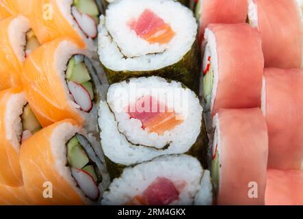 Frische Sushi-Brötchen mit Lachs und Thunfisch, Nahaufnahme Stockfoto
