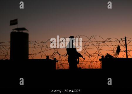 Bildnummer: 60459223 Datum: 10.09.2013 Copyright: imago/Xinhua (130911) -- RAFAH, (Xinhua) -- ein ägyptischer Soldat steht am 10. September 2013 an der Grenze zwischen Ägypten und dem Palästinensischen Gazastreifen wachsam. Berichten zufolge hat das ägyptische Militär die Schmugglertunnel in den Gazastreifen geschlossen. (Xinhua/Wissam Nassar) (Axy) MIDEAST-GAZA-STREIFEN-RAFAH-GRENZE PUBLICATIONxNOTxINxCHN Gesellschaft Grenztunnel Tunnel x0x xkg 2013 quer 60459223 Datum 10 09 2013 Copyright Imago XINHUA Rafah XINHUA an ägyptischer Soldat steht an der Grenze zwischen Ägypten und dem PALÄSTINENSISCHEN Gazastreifen in Garde Stockfoto