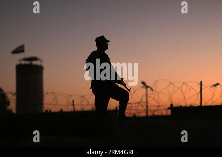 Bildnummer: 60459233 Datum: 10.09.2013 Copyright: imago/Xinhua (130911) -- RAFAH, (Xinhua) -- ein ägyptischer Soldat steht am 10. September 2013 an der Grenze zwischen Ägypten und dem Palästinensischen Gazastreifen wachsam. Berichten zufolge hat das ägyptische Militär die Schmugglertunnel in den Gazastreifen geschlossen. (Xinhua/Wissam Nassar) (Axy) MIDEAST-GAZA-STREIFEN-RAFAH-GRENZE PUBLICATIONxNOTxINxCHN Gesellschaft Grenztunnel Tunnel x0x xkg 2013 quer Premiumd 60459233 Datum 10 09 2013 Copyright Imago XINHUA Rafah XINHUA an ägyptischer Soldat steht an der Grenze zwischen Ägypten und der PALÄSTINENSISCHEN G in Garde Stockfoto