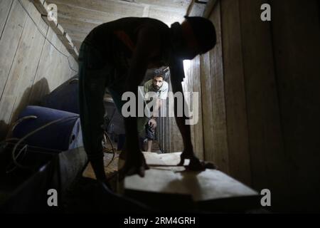 Bildnummer: 60459230 Datum: 10.09.2013 Copyright: imago/Xinhua (130911) -- GAZA, (Xinhua) -- Palästinenser arbeiten am 10. September 2013 in einem Schmuggeltunnel unter der Grenze zwischen Ägypten und dem Gazastreifen in Rafah City im südlichen Gazastreifen. Berichten zufolge hat das ägyptische Militär die Schmugglertunnel in den Gazastreifen geschlossen. (Xinhua/Wissam Nassar) (Axy) MIDEAST-GAZA-STREIFEN-SCHMUGGELTUNNEL PUBLICATIONxNOTxINxCHN Gesellschaft Grenztunnel Tunnel x0x xkg 2013 quer Premiumd 60459230 Datum 10 09 2013 Copyright Imago XINHUA Gaza XINHUA PALÄSTINENSER arbeiten in einem Schmuggel-Tu Stockfoto