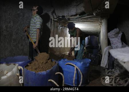 Bildnummer: 60459228  Datum: 10.09.2013  Copyright: imago/Xinhua (130911) -- GAZA, (Xinhua) -- Palestinians work inside a smuggling tunnel beneath the border between Egypt and the Gaza Strip in Rafah city, southern Gaza Strip, on Sept. 10, 2013. Reports said that the Egyptian military has moved to close the smuggling tunnels into the Gaza Strip. (Xinhua/Wissam Nassar) (axy) MIDEAST-GAZA STRIP-SMUGGLING TUNNELS PUBLICATIONxNOTxINxCHN Gesellschaft Grenztunnel Tunnel x0x xkg 2013 quer premiumd     60459228 Date 10 09 2013 Copyright Imago XINHUA  Gaza XINHUA PALESTINIANS Work Inside a smuggling Tu Stockfoto
