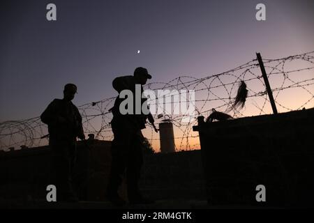 Bildnummer: 60459232  Datum: 10.09.2013  Copyright: imago/Xinhua (130911) -- RAFAH, (Xinhua) -- Egyptian soldiers stand guard on the border between Egypt and the Palestinian Gaza Strip on Sept. 10, 2013. Reports said that the Egyptian military has moved to close the smuggling tunnels into the Gaza Strip. (Xinhua/Wissam Nassar) (axy) MIDEAST-GAZA STRIP-RAFAH-BORDER PUBLICATIONxNOTxINxCHN Gesellschaft Grenztunnel Tunnel x0x xkg 2013 quer premiumd     60459232 Date 10 09 2013 Copyright Imago XINHUA  Rafah XINHUA Egyptian Soldiers stand Guard ON The Border between Egypt and The PALESTINIAN Gaza St Stockfoto