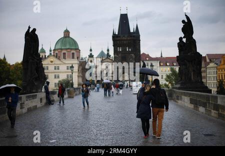 Bildnummer: 60460312  Datum: 02.09.2013  Copyright: imago/Xinhua  A young couple walk in rain on the Charles Bridge in Prague, capital of Czech Republic, on Sept. 2, 2013. As home to a number of famous cultural attractions, the extensive historic centre of Prague.(Xinhua/Zhou Lei) CZECH-PRAGUE-DAILY LIFE-A CITY FOR LOVERS PUBLICATIONxNOTxINxCHN Gesellschaft x2x xkg 2013 quer o0 Karlsbrücke Regen     60460312 Date 02 09 2013 Copyright Imago XINHUA a Young COUPLE Walk in Rain ON The Charles Bridge in Prague Capital of Czech Republic ON Sept 2 2013 As Home to a Number of Famous Cultural attractio Stock Photo