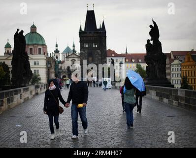 Bildnummer: 60460313  Datum: 02.09.2013  Copyright: imago/Xinhua  A young couple walk in rain on the Charles Bridge in Prague, capital of Czech Republic, on Sept. 2, 2013. As home to a number of famous cultural attractions, the extensive historic centre of Prague.(Xinhua/Zhou Lei) CZECH-PRAGUE-DAILY LIFE-A CITY FOR LOVERS PUBLICATIONxNOTxINxCHN Gesellschaft x2x xkg 2013 quer o0 Karlsbrücke Regen     60460313 Date 02 09 2013 Copyright Imago XINHUA a Young COUPLE Walk in Rain ON The Charles Bridge in Prague Capital of Czech Republic ON Sept 2 2013 As Home to a Number of Famous Cultural attractio Stock Photo