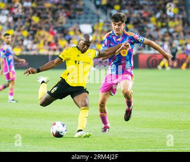 26. August 2023: Der Columbus-Mittelfeldspieler Darlington Nagbe (6) kämpft in seinem Spiel in Columbus, Ohio, um den Ball. Brent Clark/Cal Sport Media Credit: Cal Sport Media/Alamy Live News Stockfoto