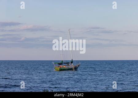 Manitowoc, WI USA 21. August 2023: Eine wunderschöne Nachbildung eines alten Segelbootes, das am Ufer des Lake Michigan vor Anker liegt Stockfoto