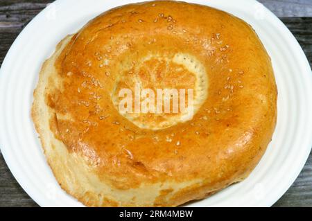 Tandyr nan usbekisches Brot, eine Art zentralasiatisches Brot, das oft mit Stempelmustern auf den Teig mit einem Brotstempel verziert wird, der als Chekich al bekannt ist Stockfoto