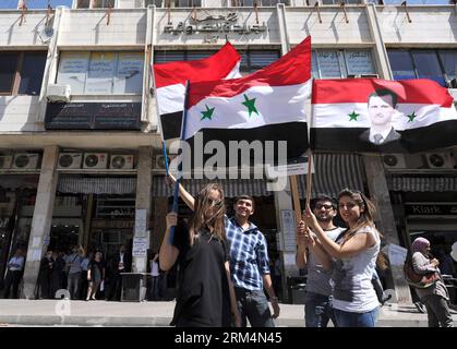 Bildnummer: 60489757  Datum: 17.09.2013  Copyright: imago/Xinhua (130917) -- DAMASCUS, Sept. 17, 2013 (Xinhua) -- Protestors hold the Syrian national flags to show support for the Syrian government during a demonstration held in Damascus, capital of Syria, on Spet. 17, 2013.(Xinhua/Zhang Naijie) SYRIA-DAMASCUS-PROTEST PUBLICATIONxNOTxINxCHN Syrien Demo Protest xdp x0x 2013 quer      60489757 Date 17 09 2013 Copyright Imago XINHUA  Damascus Sept 17 2013 XINHUA protestors Hold The Syrian National Flags to Show Support for The Syrian Government during a Demonstration Hero in Damascus Capital of S Stock Photo