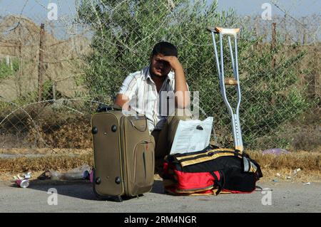 Bildnummer: 60494117 Datum: 18.09.2013 Copyright: imago/Xinhua (130918) -- GAZA, 18. September 2013 (Xinhua) -- Ein Palästinenser wartet am 18. September 2013 an der Grenze zwischen Ägypten und dem südlichen Gazastreifen nach Ägypten. Ägypten eröffnete den Grenzübergang Rafah mit dem Gazastreifen nach sieben Tagen Grenzschließung wieder, so dass nur eine begrenzte Anzahl von Personen die Hauptübergangsstelle der Küstenenklave verlassen und zurückkehren konnte. Ägypten schloss den Grenzübergang nach einem Angriff auf ein militärisches Geheimdienstquartier in Rafah, bei dem sechs Soldaten getötet wurden. (Xinhua/Khaled Omar) (zw) MIDEAST-GA Stockfoto