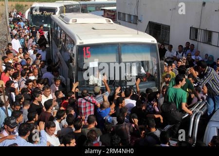 Bildnummer: 60494116 Datum: 18.09.2013 Copyright: imago/Xinhua (130918) -- GAZA, 18. September 2013 (Xinhua) -- Palästinenser warten darauf, am 18. September 2013 bei Rafah die Grenze zwischen Ägypten und dem südlichen Gazastreifen zu überqueren. Ägypten eröffnete den Grenzübergang Rafah mit dem Gazastreifen nach sieben Tagen Grenzschließung wieder, so dass nur eine begrenzte Anzahl von Personen die Hauptübergangsstelle der Küstenenklave verlassen und zurückkehren konnte. Ägypten schloss den Grenzübergang nach einem Angriff auf ein militärisches Geheimdienstquartier in Rafah, bei dem sechs Soldaten getötet wurden. (Xinhua/Khaled Omar) (zw) MIDEAST-GAZA Stockfoto