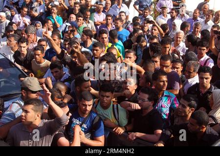 Bildnummer: 60494115 Datum: 18.09.2013 Copyright: imago/Xinhua (130918) -- GAZA, 18. September 2013 (Xinhua) -- Palästinenser warten darauf, am 18. September 2013 bei Rafah die Grenze zwischen Ägypten und dem südlichen Gazastreifen zu überqueren. Ägypten eröffnete den Grenzübergang Rafah mit dem Gazastreifen nach sieben Tagen Grenzschließung wieder, so dass nur eine begrenzte Anzahl von Personen die Hauptübergangsstelle der Küstenenklave verlassen und zurückkehren konnte. Ägypten schloss den Grenzübergang nach einem Angriff auf ein militärisches Geheimdienstquartier in Rafah, bei dem sechs Soldaten getötet wurden. (Xinhua/Khaled Omar) (zw) MIDEAST-GAZA Stockfoto