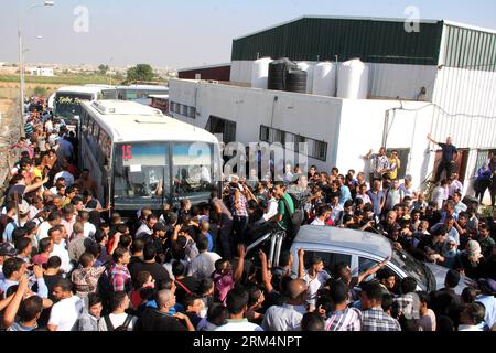 Bildnummer: 60494120  Datum: 18.09.2013  Copyright: imago/Xinhua (130918) -- GAZA, Sept. 18, 2013 (Xinhua) -- Palestinians wait to cross into Egypt at Rafah crossing border between Egypt and the southern Gaza Strip, on Sept. 18, 2013. Egypt reopened Rafah crossing point with the Gaza Strip after seven days closure of the borders, allowing limited number of to leave and return through the coastal enclave s main crossing point. Egypt closed the crossing point following an attack on a military intelligence headquarters in Rafah city that killed six soldiers. (Xinhua/Khaled Omar) (zw) MIDEAST-GAZA Stockfoto