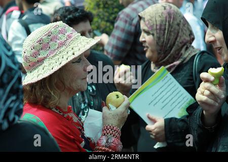 Bildnummer: 60495340 Datum: 18.09.2013 Copyright: imago/Xinhua (130918) -- QALQILYA, 18. September 2013 (Xinhua) -- Palästinenser schmecken frische Guavas während des 2. Guava Festivals in der Westbank-Stadt Qalqilya am 18. September 2013. Qalqilya ist ein bedeutender Hersteller von Guavenfrüchten für den inländischen Verbrauch und den Export nach Jordanien, Saudi-Arabien und den Märkten der Vereinigten Arabischen Emirate. (Xinhua/Mahmoud Shanti) MIDEAST-QALQILYA-DAILY LIFE-GUAVA-FESTIVAL PUBLICATIONxNOTxINxCHN Landwirtschaft Ernte xas x0x 2013 quer 60495340 Datum 18 09 2013 Copyright Imago XINHUA Qalqilya 18. September 2013 XINHUA PALÄSTINENSER aber Stockfoto