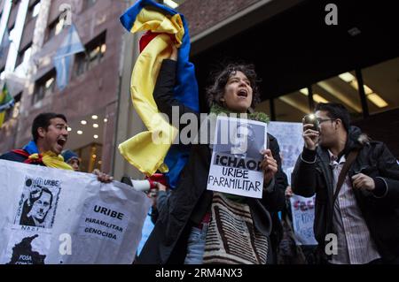 Bildnummer: 60495331  Datum: 18.09.2013  Copyright: imago/Xinhua BUENOS AIRES, , Sept. 18, 2013 - Members of organizations conformed by Colombias that live in Argentina and local social movements, take part in a protest in front of a hotel where former Colombian President Alvaro Uribe gives a conference, in Buenos Aires, capital of Argentina, on Sept. 18, 2013. Uribe visits Argentina to take part in the dissertation Leadership in times of crisis , according to the local press. (Xinhua/Martin Zabala) (ce) ARGENTINA-BUENOS AIRES-SOCIETY-MARCH PUBLICATIONxNOTxINxCHN Demo xas x0x 2013 quer premium Stock Photo