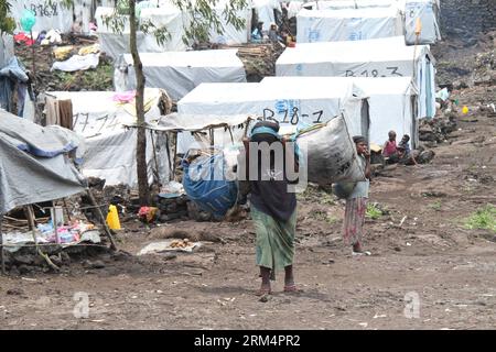 Bildnummer: 60502157 Datum: 19.09.2013 Copyright: imago/Xinhua (130920) -- GOMA, (Xinhua) -- Ein Flüchtling geht mit Feuerholz auf dem Rücken im Mugomga Refugee Camp in Goma, Demokratische Republik Kongo, 19. September 2013. Das Mugomga Refugee Camp befindet sich am Fuße des Nyiragongo Vulkans. Mehr als 7.000 Haushalte leben im Lager. Viele Bewohner von Goma wurden während des Konflikts zwischen der Regierung des Kongo und den M23-Rebellen Flüchtlinge. (Xinhua/Liu Kai) (yc) D.R.CONGO-GOMA-REFUGEE PUBLICATIONxNOTxINxCHN Gesellschaft Flüchtlinge Flüchtlingslager xns x0x 2013 quer 60502157 Datum 19 09 2013 Cop Stockfoto