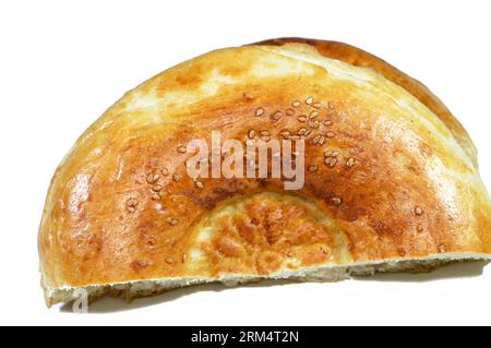 Tandyr nan usbekisches Brot, eine Art zentralasiatisches Brot, das oft mit Stempelmustern auf den Teig mit einem Brotstempel verziert wird, der als Chekich al bekannt ist Stockfoto